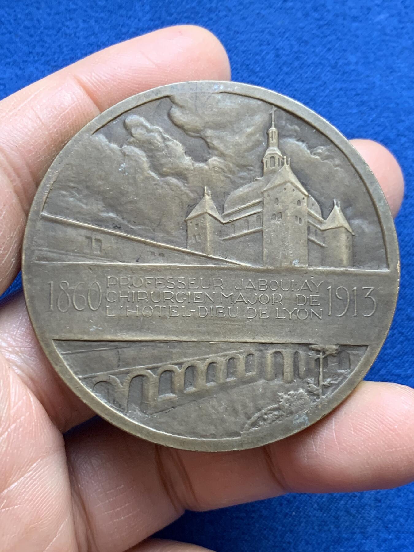 《竞宝斋》第459场 周日，周一，2场连拍 （全场包邮）欢迎送拍 法国外科医生雅布莱教授纪念铜章 三角铜标 100.5克 54.3mm