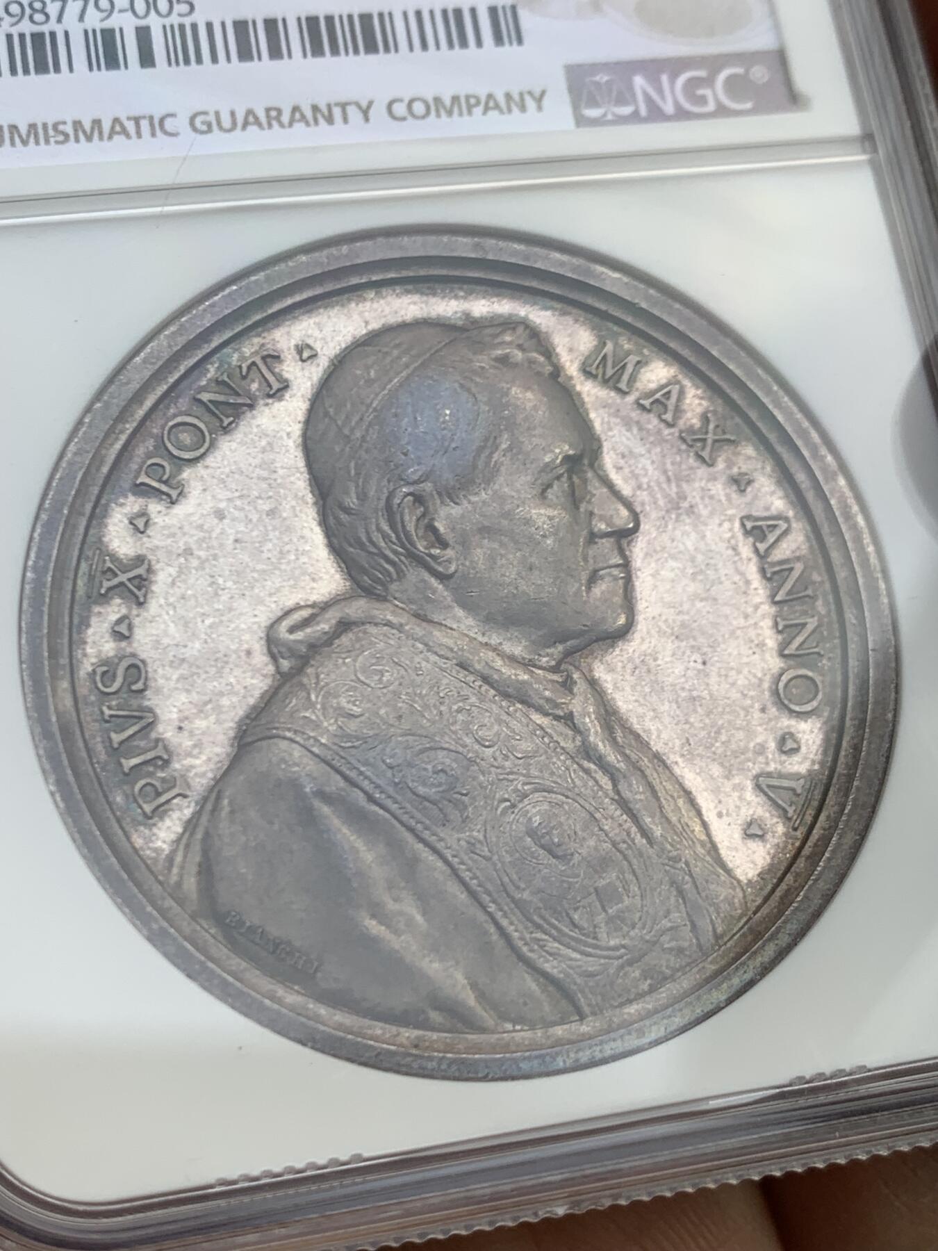 《竞宝斋》第459场 周日，周一，2场连拍 （全场包邮）欢迎送拍 NGC MS62 梵蒂冈教皇十世大银章，镜面质感，双面人物刻画，尤其背后国王朝圣，画面精美绝伦，尤其教皇身旁的那条龙，点睛之笔。爱不释手的好章。