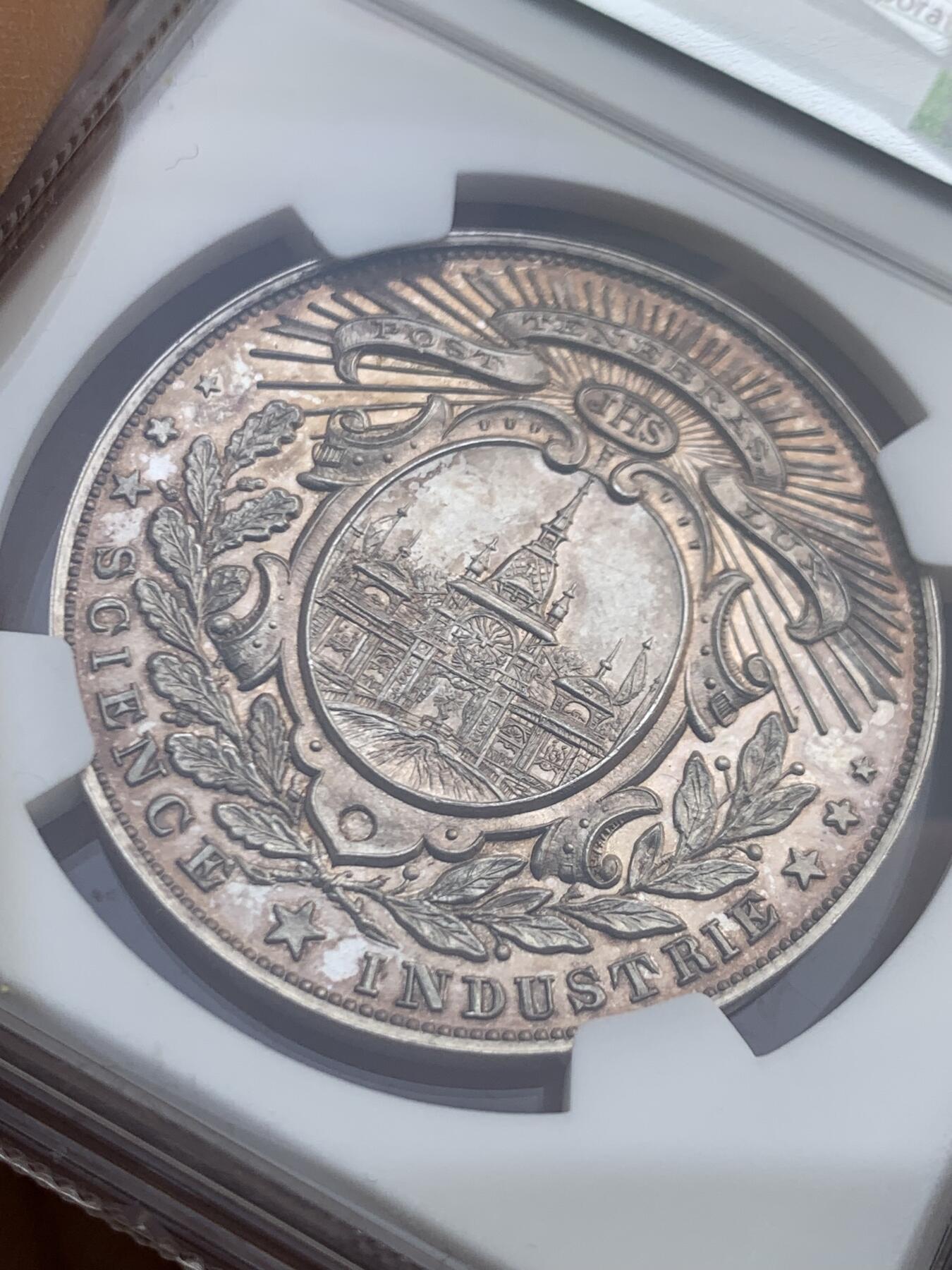 《竞宝斋》第459场 周日，周一，2场连拍 （全场包邮）欢迎送拍 NGC MS63 1896年瑞士联邦博览会银章，正面为参展的22个州盾徽，背面为博览会主建筑美术宫大门，正反黄昏金彩包浆，工艺精湛、雕刻精细，罕见品种。