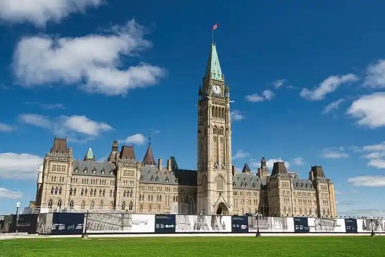 【俄甄集藏】“万象更新、马呈祥瑞”迎新春俄甄精品场-2026年(047)01-21 星期三 晚 19:30 全场包邮 英属加拿大1939年乔治六世皇室访问1元银币，PCGS MS63，加拿大渥太华国会大厦，早期小绿盒严评，转光品相