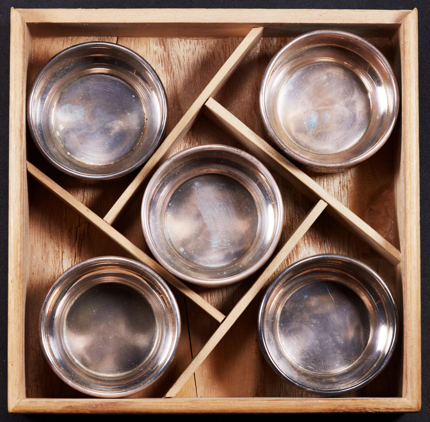 【俄甄集藏】“万象更新、马呈祥瑞”迎新春俄甄精品场-2026年(047)01-21 星期三 晚 19:30 全场包邮 日本明治时期珐琅工艺纯银古董酒杯5支一套，带木质原盒，杯口径：51mm，高：30mm，杯总重量：316.77克，保存完好