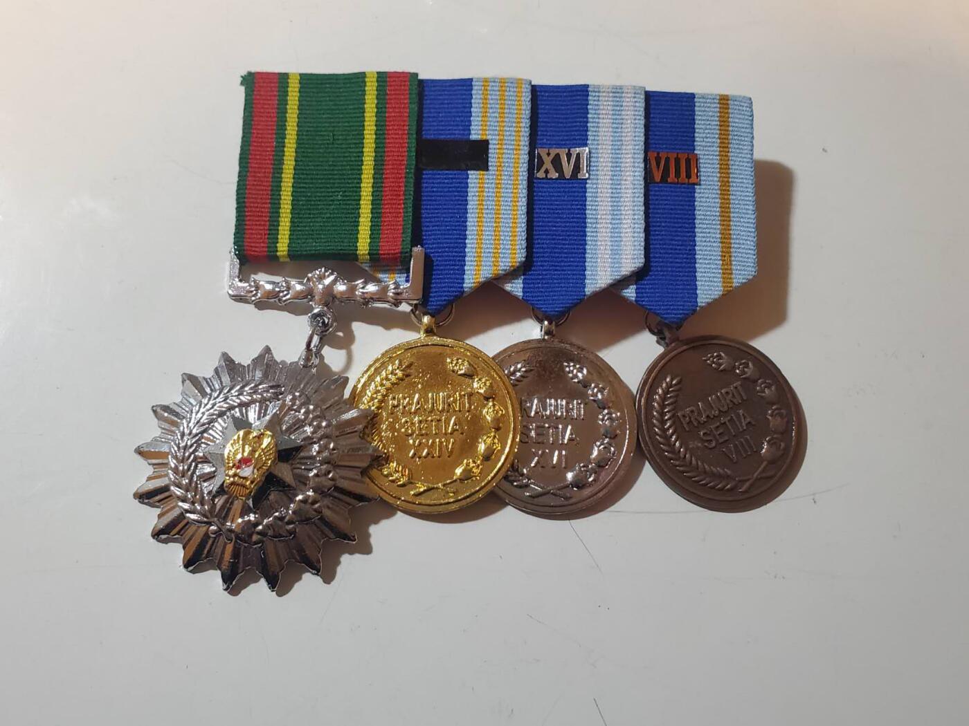 韵星假日拍卖第三十七期 -- Rimey Holidays Auction 37 印度尼西亚陆军4r联排-- 三军团结勋章,金银铜国土服务奖章 库存品相 带勋饰 少见