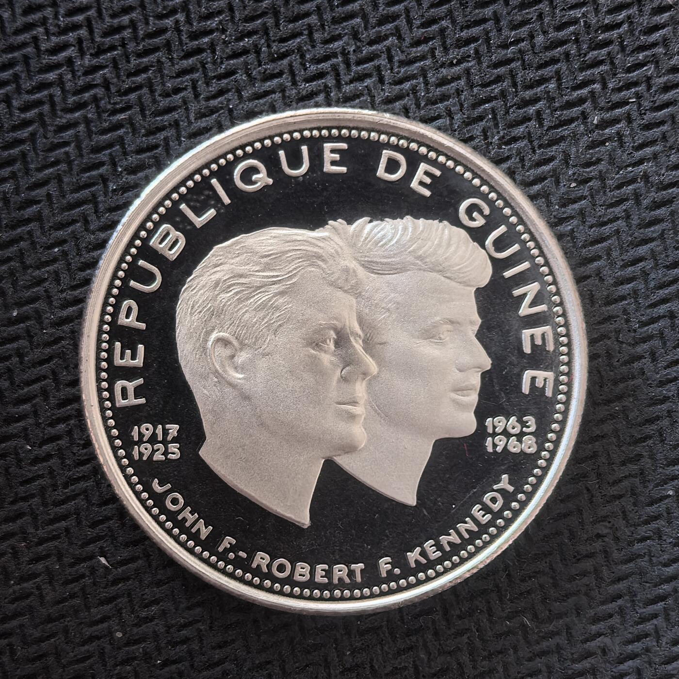 道一币馆币章第一百六十四场 几内亚共和国1970年肯尼迪兄弟200法郎精制银币 11.7g 999s