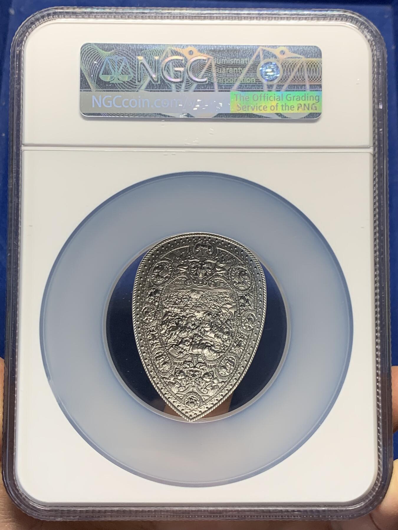 《竞宝斋》第459场 周日，周一，2场连拍 （全场包邮）欢迎送拍 NGC-MS70 法国 2022年 亨利二世盾形2盎司银币（约66.2g999纯银）为纪念这位著名的“骑士国王”而用纪念币的形式完全还原了他最心爱的阅兵演武盾牌。该盾牌制造于1555年，现藏于美国大都会博物馆，其上镌刻了迦太基统帅汉尼拔在坎尼会战中大胜罗马人的辉煌史诗，这位法国国王希望以此保佑自己也能在与神圣罗马帝国的战争中凯旋而归