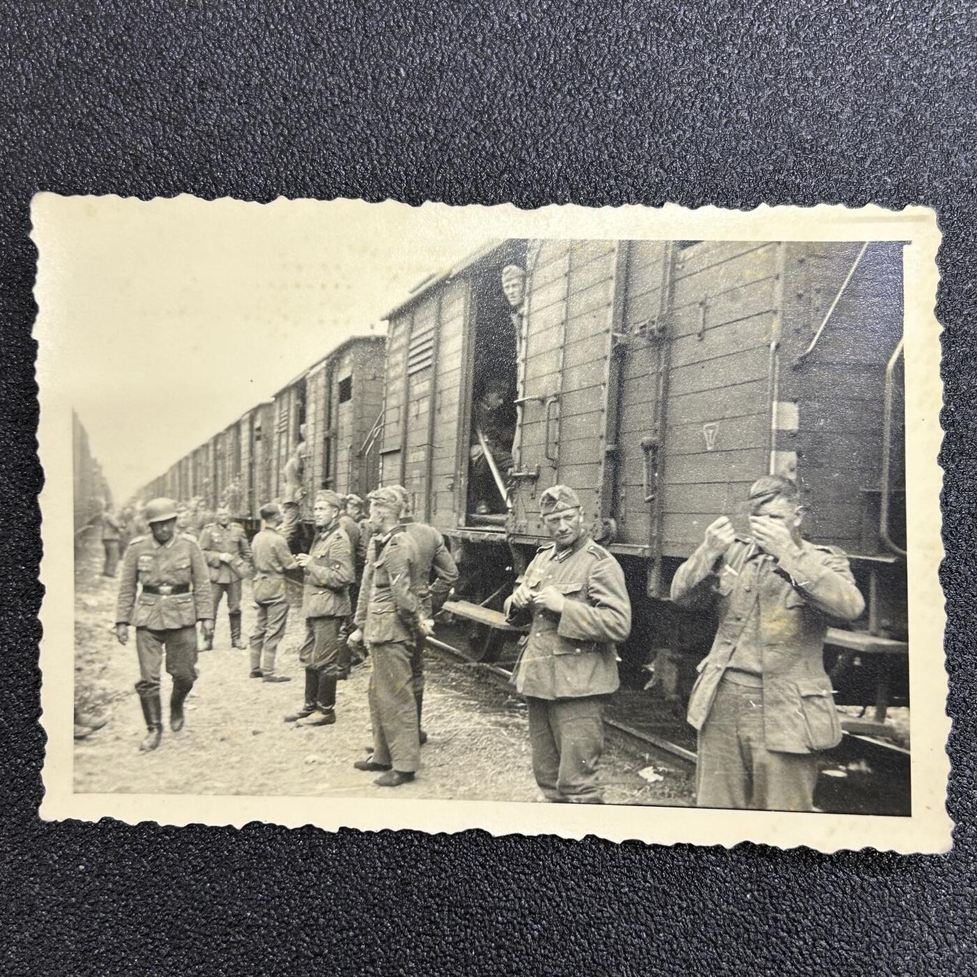 西秦中古拍卖第七十三期 二战 德军1940年军用列车中途休息照片 背面有批注