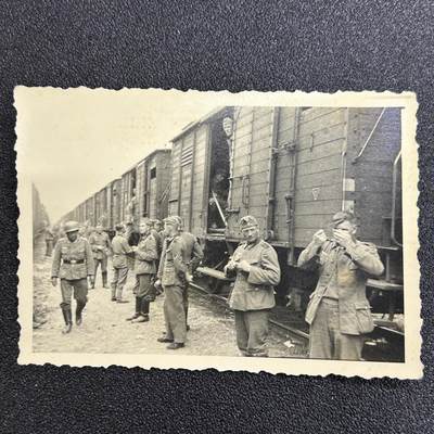 西秦中古拍卖第七十三期 - 二战 德军1940年军用列车中途休息照片 背面有批注