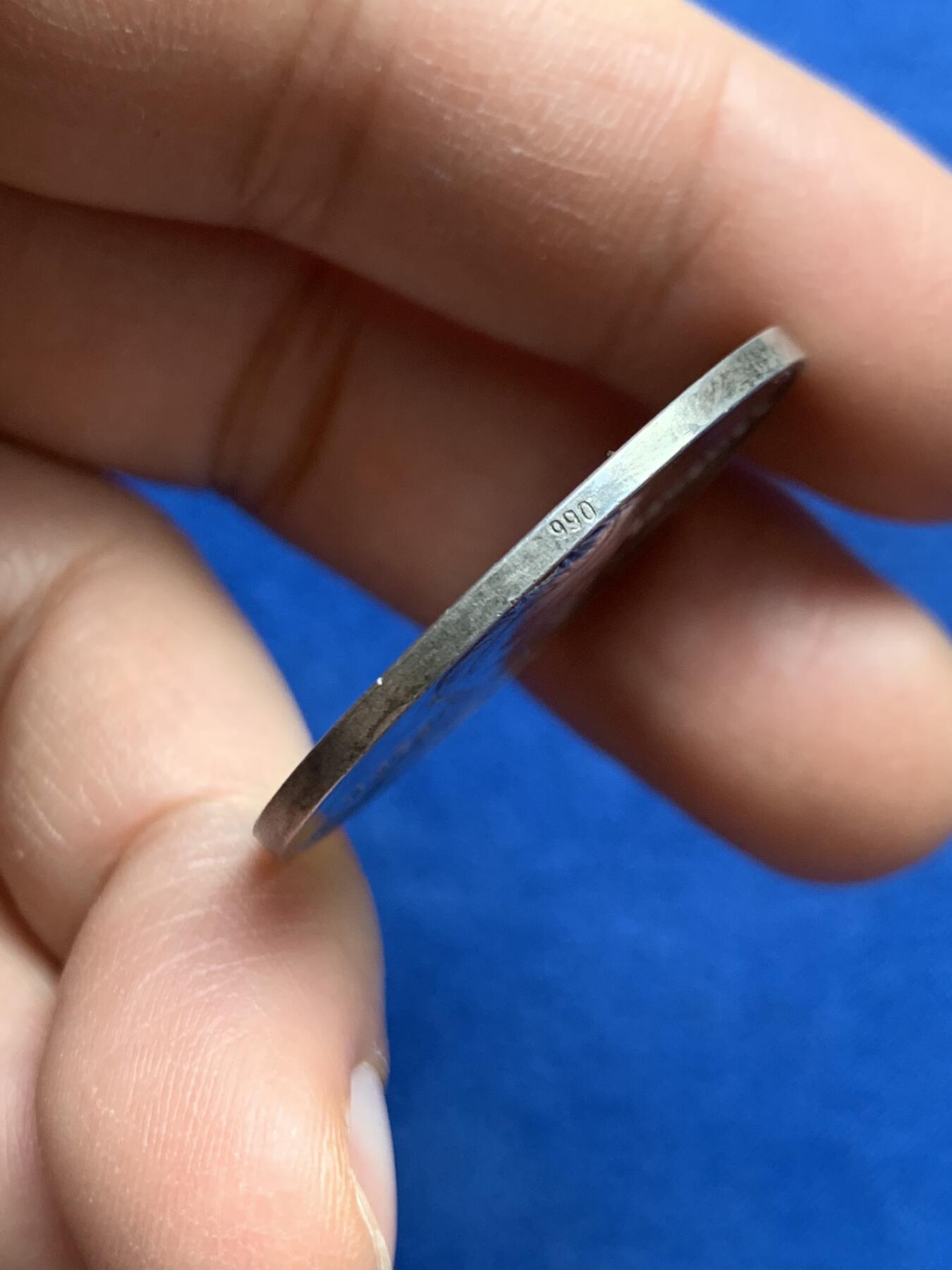 《竞宝斋》第459场 周日，周一，2场连拍 （全场包邮）欢迎送拍 德国雨果·埃克纳纪念银章，他是20世纪初飞艇技术的重要推动者，曾担任齐柏林飞艇公司的负责人，并亲自驾驶“兴登堡号”等著名飞艇完成多次跨大西洋飞行。该章背面详细列出了飞艇的行程时间表，包括从弗里德里希港出发、离开欧洲、经过亚速尔群岛法亚尔、到达萨布尔岛、波士顿、纽约和莱克赫斯特的具体日期和时间。14.92克，33.3mm，带990银标。