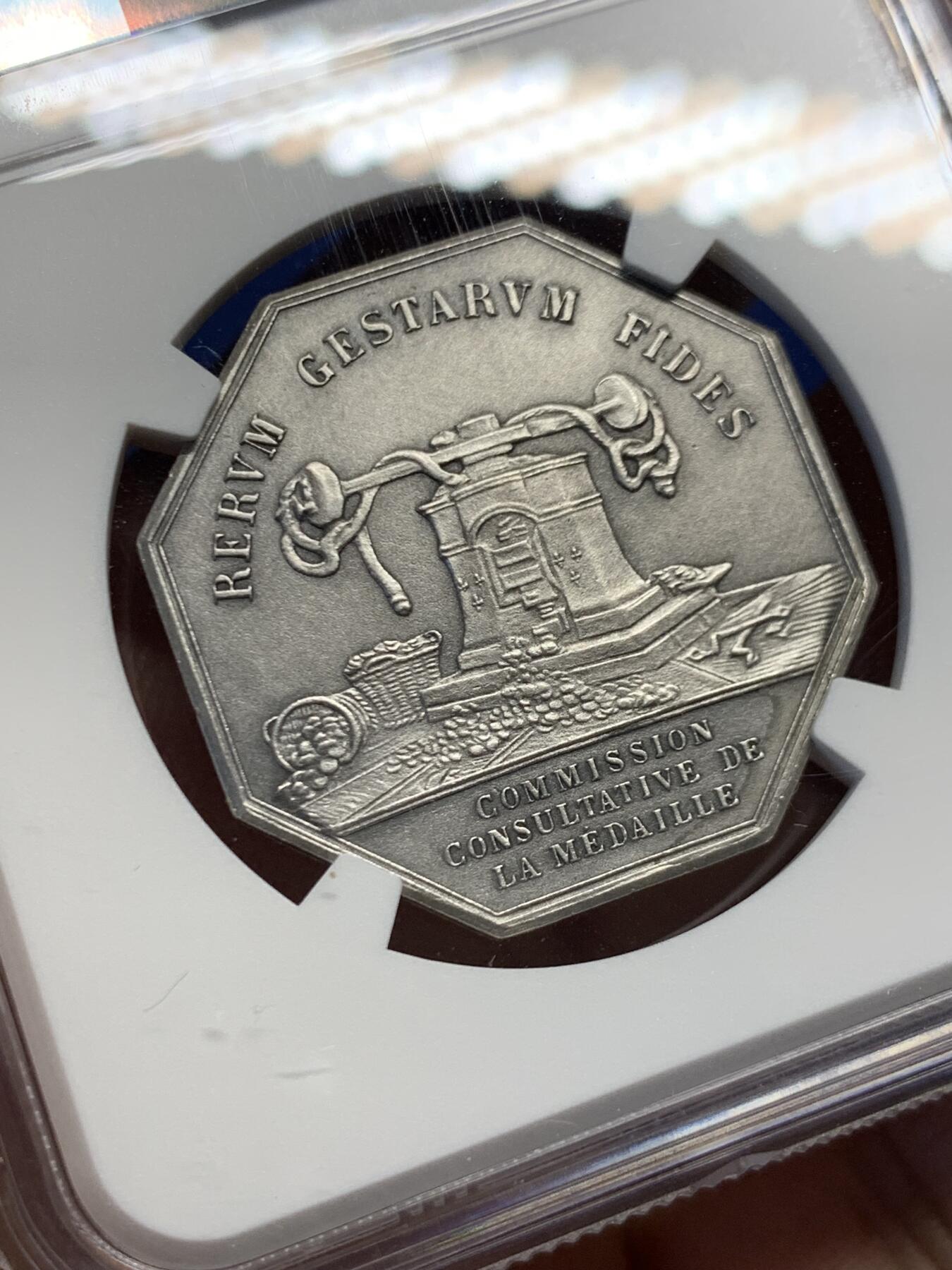 《竞宝斋》第459场 周日，周一，2场连拍 （全场包邮）欢迎送拍 NGC MS63 法国八角铜镀银代币，正面图案雕刻蒙眼女神手持天平秤和一把宝剑，刻有铭文“我的统治是法律的统治”