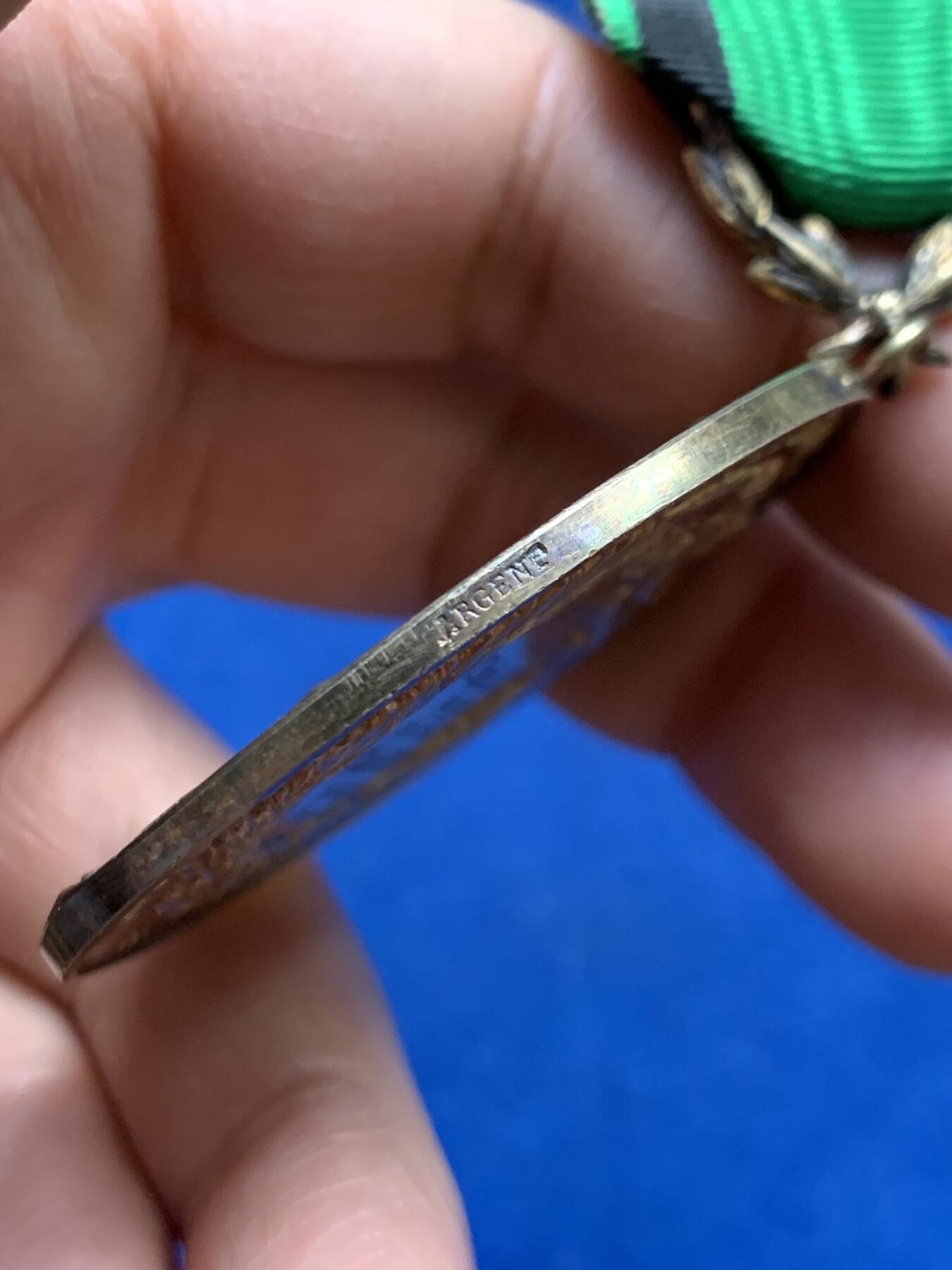 《竞宝斋》第459场 周日，周一，2场连拍 （全场包邮）欢迎送拍 法国1912年国家劝善协会主席颁发的镀金银质奖章 绶带带针 总重51.7克 50.5mm 银标 带原盒 字迹对应