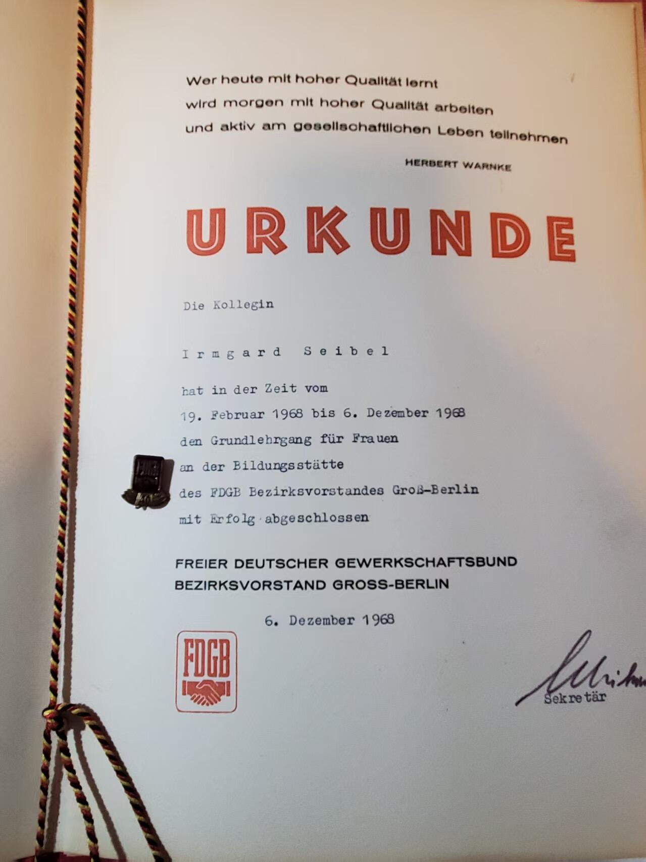 韵星假日拍卖第三十七期 -- Rimey Holidays Auction 37 民主德国工会为妇女进行社会主义教育大证书奖状➕40年荣誉证章一枚 证书很少见