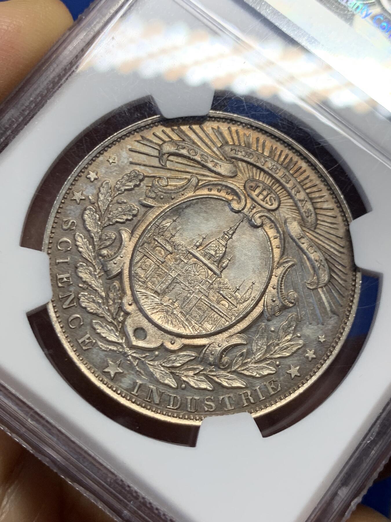 《竞宝斋》第459场 周日，周一，2场连拍 （全场包邮）欢迎送拍 NGC MS63 1896年瑞士联邦博览会银章，正面为参展的22个州盾徽，背面为博览会主建筑美术宫大门，正反黄昏金彩包浆，工艺精湛、雕刻精细，罕见品种。