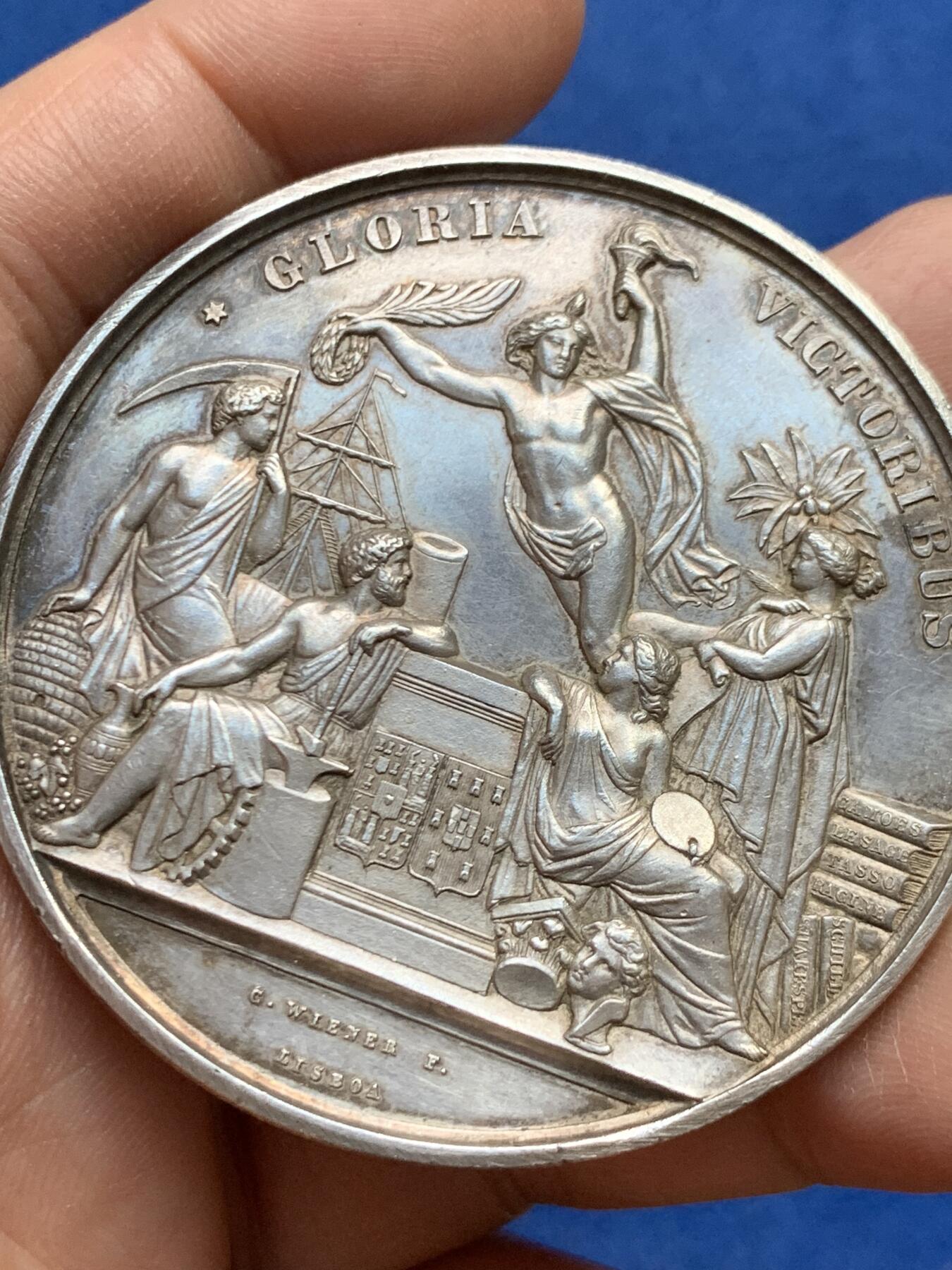 《竞宝斋》第459场 周日，周一，2场连拍 （全场包邮）欢迎送拍 名家A. Wiener作 葡萄牙1865年波尔图国际博览会纪念大银章 73.5克 58mm 带盒