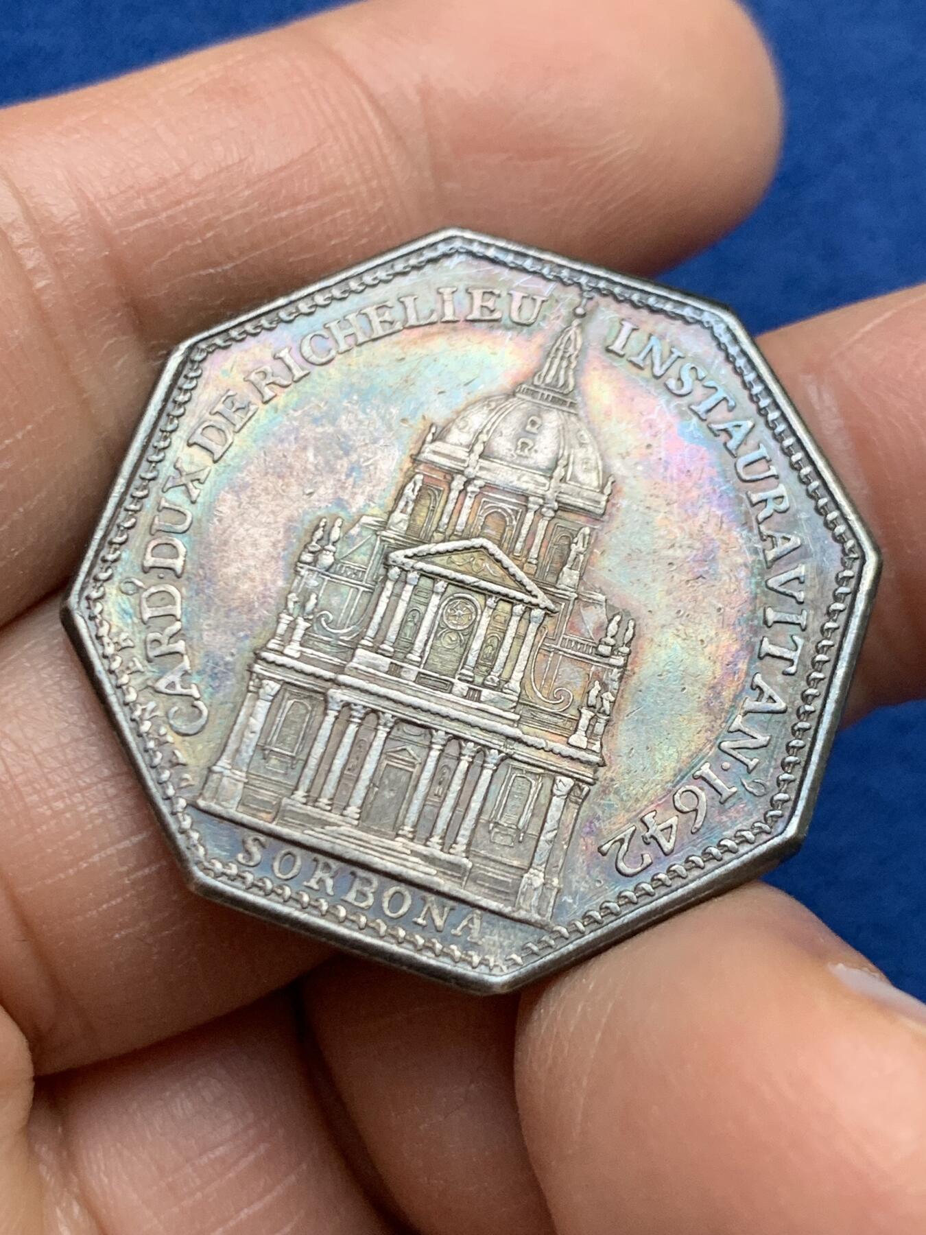 《竞宝斋》第459场 周日，周一，2场连拍 （全场包邮）欢迎送拍 法国大教堂八角银质代币。五彩包浆。早期无边铭。直径32.1mm，重12.75克