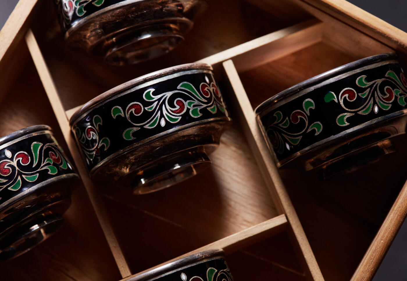 【俄甄集藏】“万象更新、马呈祥瑞”迎新春俄甄精品场-2026年(047)01-21 星期三 晚 19:30 全场包邮 日本明治时期珐琅工艺纯银古董酒杯5支一套，带木质原盒，杯口径：51mm，高：30mm，杯总重量：316.77克，保存完好