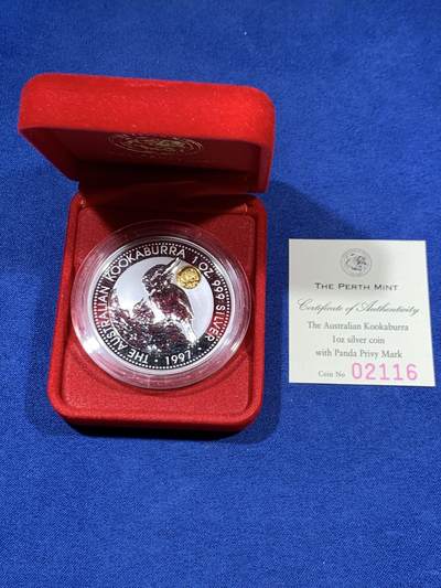 《竞宝斋》第459场 周日，周一，2场连拍 （全场包邮）欢迎送拍 - 澳大利亚 1997年 笑翠鸟 熊猫镶嵌银币 含纯银1盎司999银，镶嵌部分重约0.5克黄金，发行1.5万枚，为上海国际钱币展而发行，细节见图
