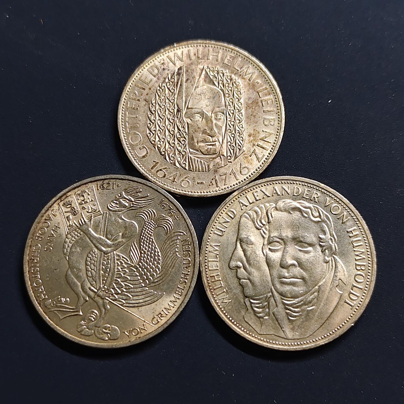 【全场包邮】纯粹捡漏拍497场-持续更新中 德国各年份5马克纪念银币3枚一组-1966年莱布尼兹+1967年洪堡+1976年格里梅尔斯豪森【29毫米11.2克62.5%X3枚】