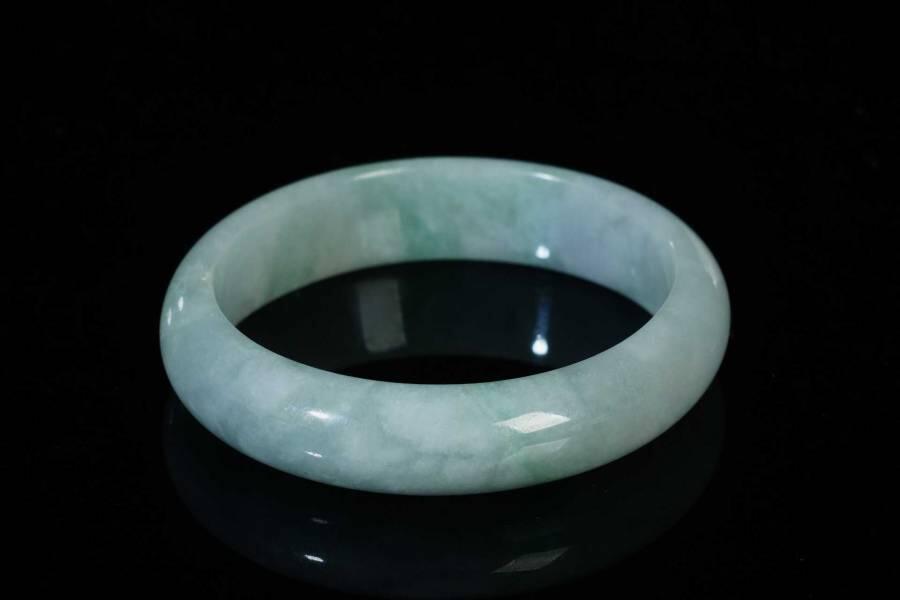 上海都达杂项专场三（全场包邮） 天然冰绿种翡翠蛋形手镯86-42