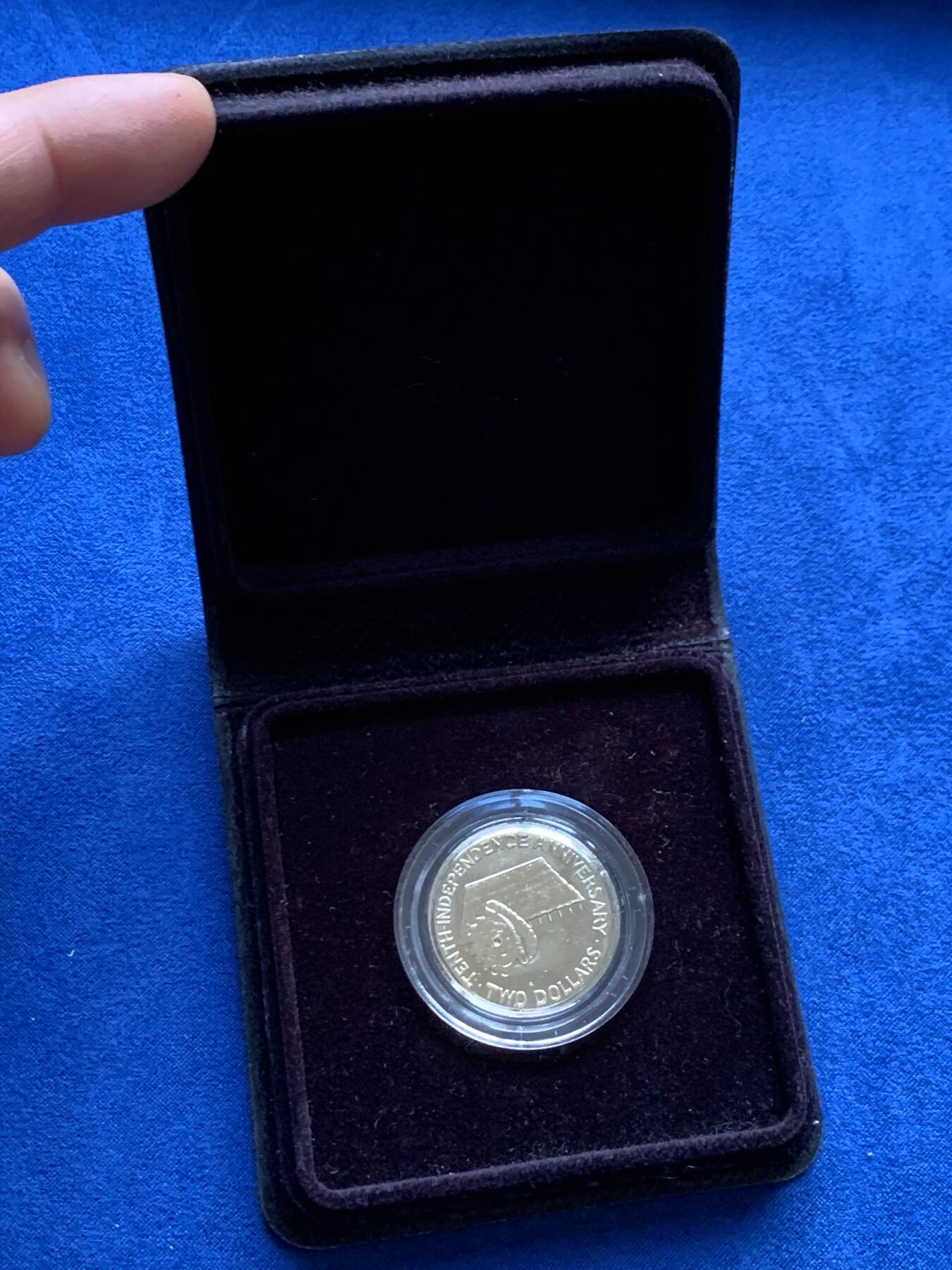 《竞宝斋》第459场 周日，周一，2场连拍 （全场包邮）欢迎送拍 基里巴斯1989年茅草屋独立10周年2元纪念币 原盒 全新原光