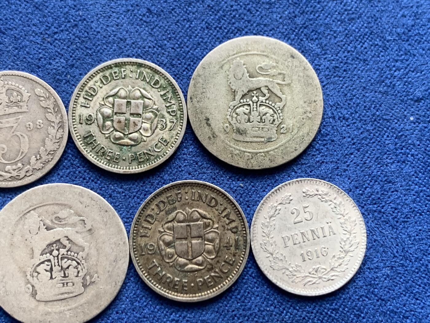 《竞宝斋》第459场 周日，周一，2场连拍 （全场包邮）欢迎送拍 8枚银币一组：1897萝莉10分银币1枚、1916芬兰25芬妮银币1枚好品、1898维多利亚3便士银币1枚披纱版、1902爱德华七世3便士银币1枚登基年高银、1914乔五6便士高银版1枚、1921乔五6便士银币1枚、1937乔六3便士银币1枚好品、1941乔六3便士银币1枚，共13.2克