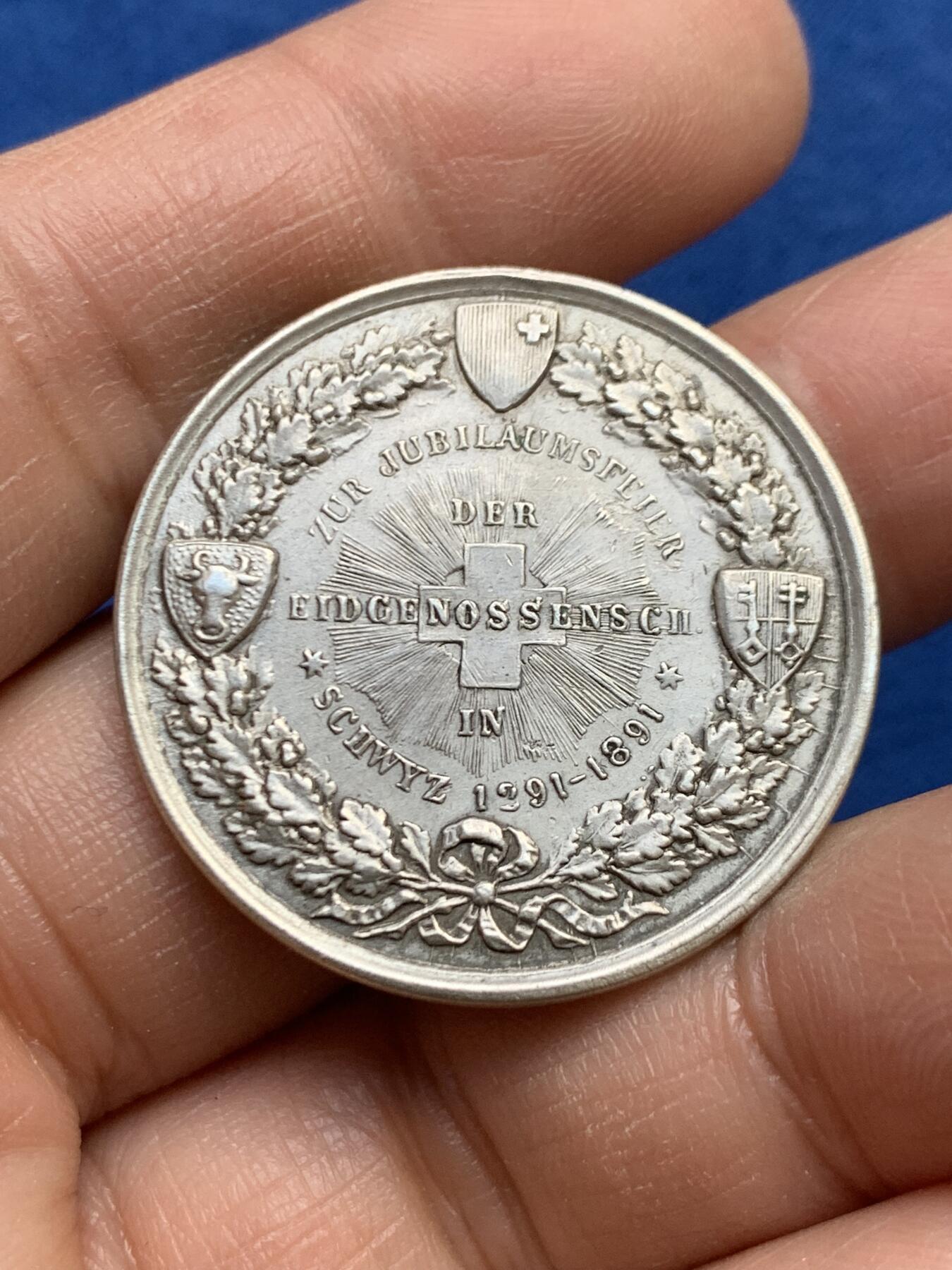 《竞宝斋》第459场 周日，周一，2场连拍 （全场包邮）欢迎送拍 1891年瑞士联邦成立600周年纪念银章，1291年是瑞士联邦的起源年份，当时乌里、施维茨和下瓦尔登三个州签署了《永久同盟条约》，奠定了现代瑞士的基础。11.72克，33.2mm，币面有轻微不平