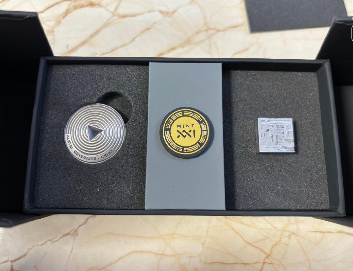 加纳2022年中国阿勒泰陨石立方体陨石加1盎司银币