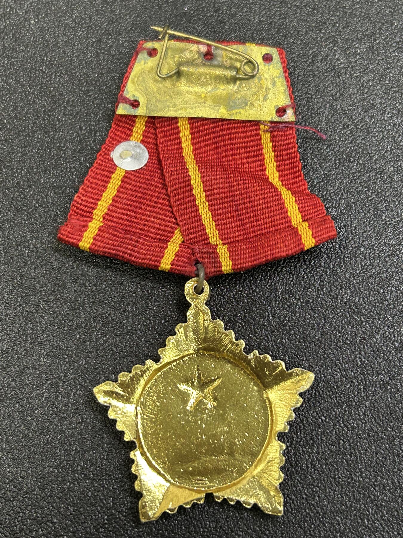 西秦中古拍卖第七十三期 越南一级抗战勋章 早期版