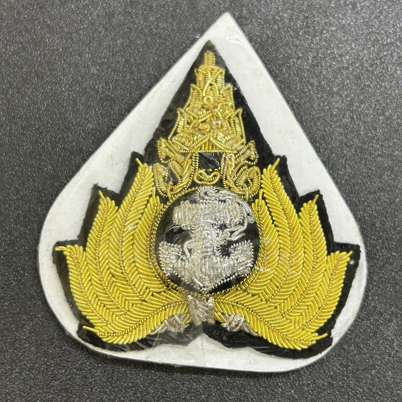 西秦中古拍卖第七十三期 泰国皇家海军将官大帽徽 全金属刺绣版 未使用带原包装