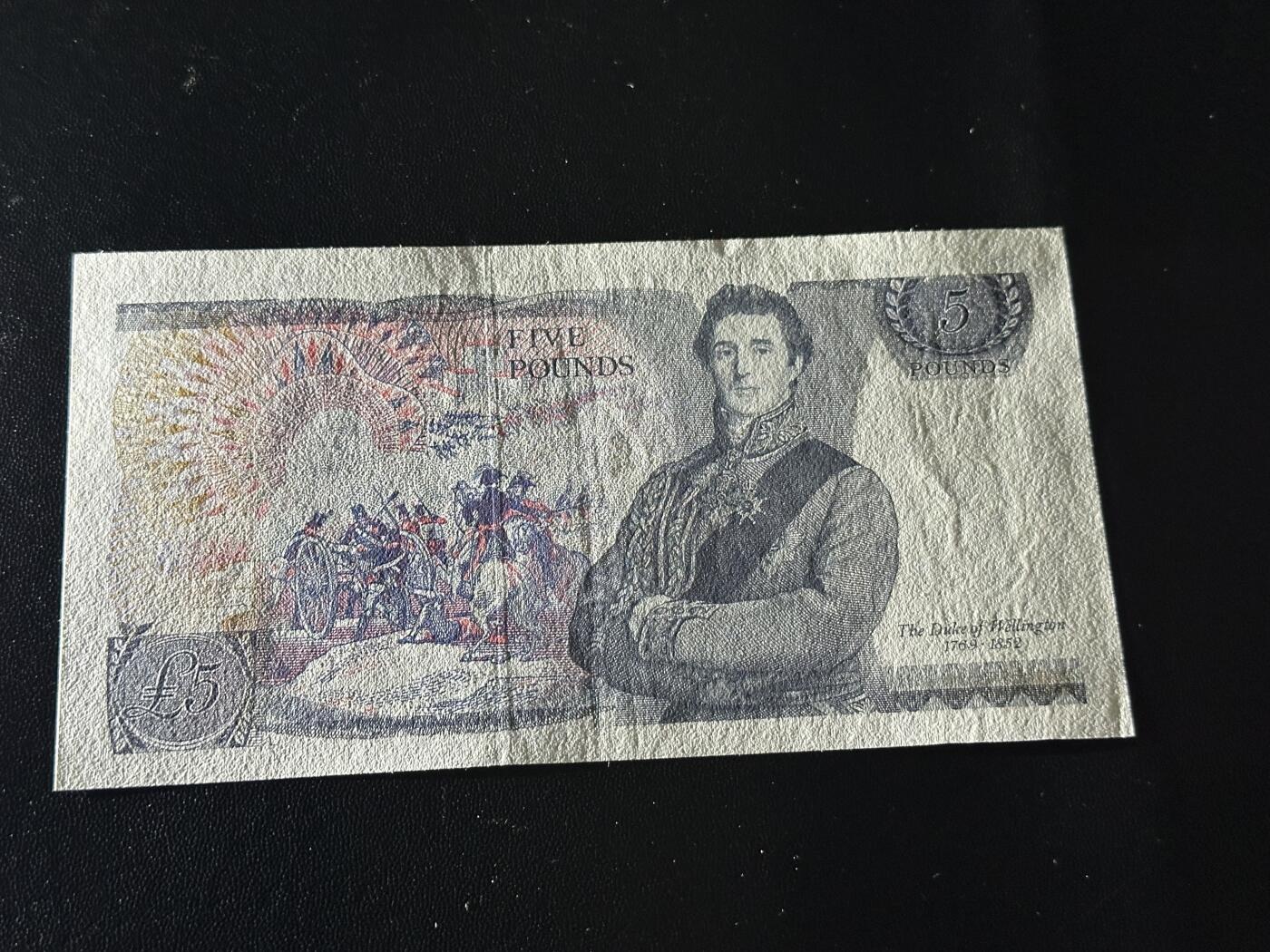 《外钞收藏家》第六百零三期（精选场）（本平台长期征集拍品、欢迎藏友们联系合作） 英国D序列5镑 无47 豹子号555 AU品相