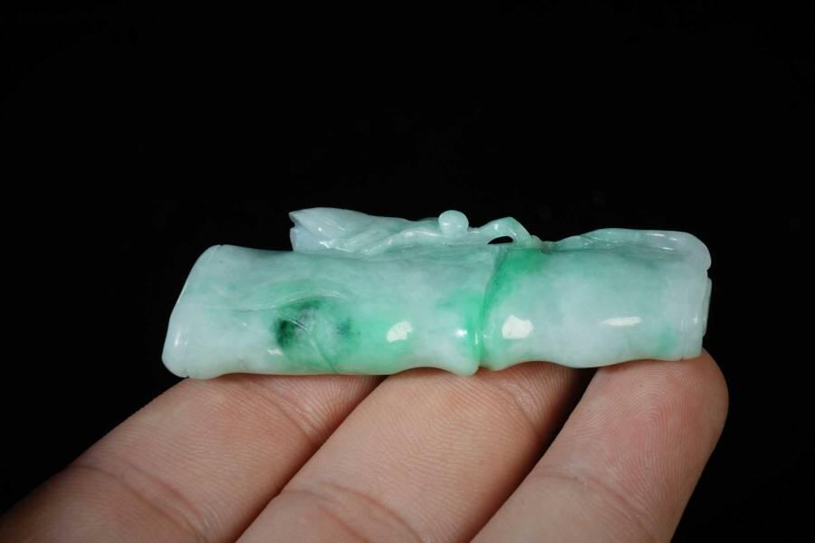 上海都达杂项专场三（全场包邮） 天然冰绿种翡翠（A货）精雕《一鸣惊人》挂件