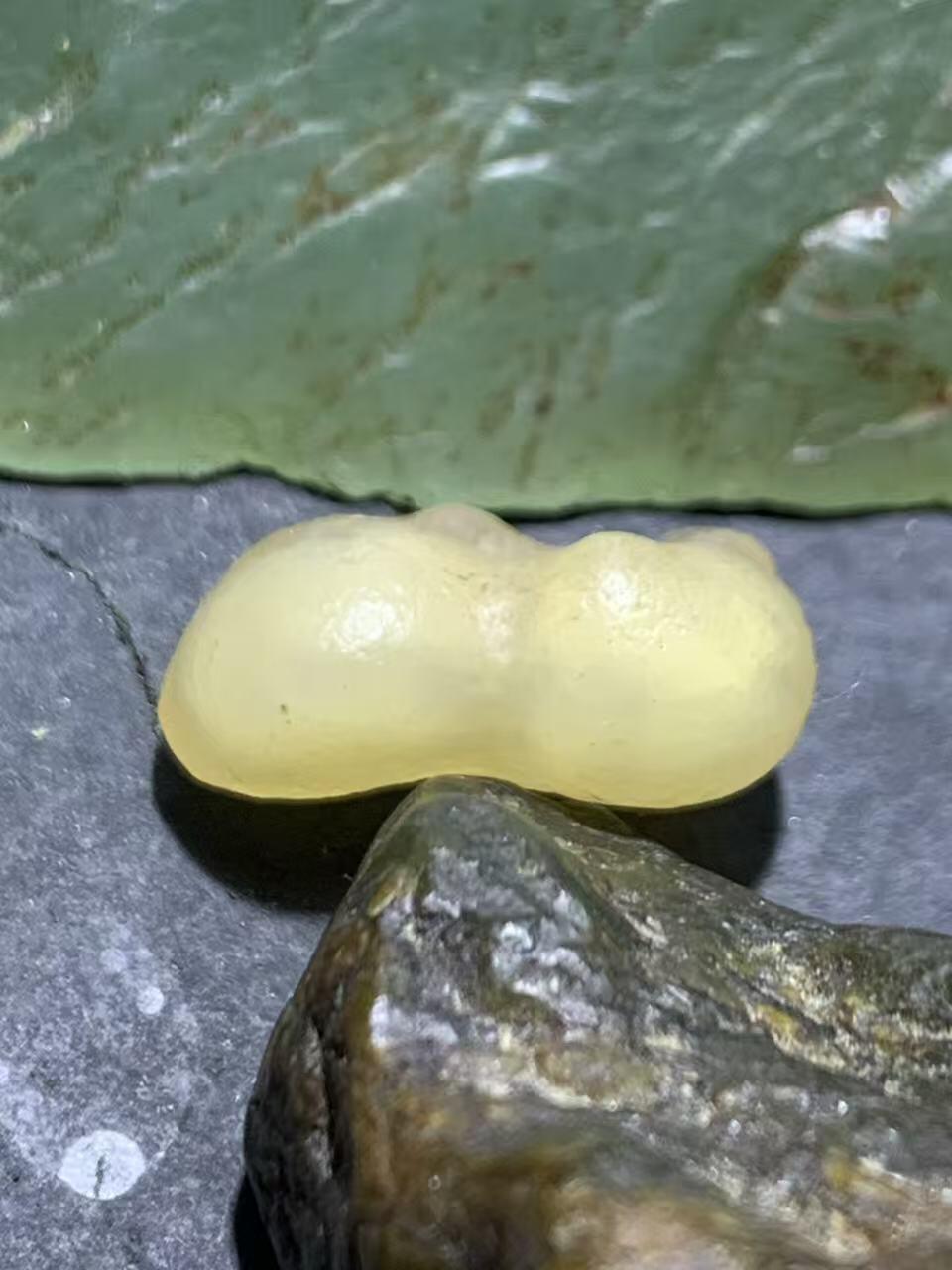 精美天然戈壁阿拉善白糖心葫芦形原石一颗，