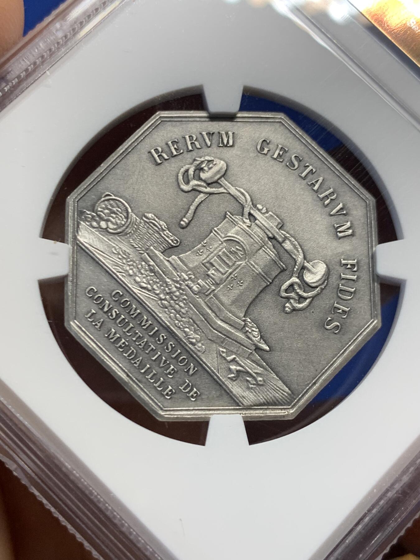 《竞宝斋》第459场 周日，周一，2场连拍 （全场包邮）欢迎送拍 NGC MS63 法国八角铜镀银代币，正面图案雕刻蒙眼女神手持天平秤和一把宝剑，刻有铭文“我的统治是法律的统治”