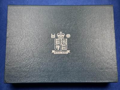 《竞宝斋》第459场 周日，周一，2场连拍 （全场包邮）欢迎送拍 - 英国1994年精制套币，1枚2英镑诺曼底登陆50周年精致纪念币，1枚1英镑苏格兰狮精致纪念币，8枚币，品相精美，高档盒装。