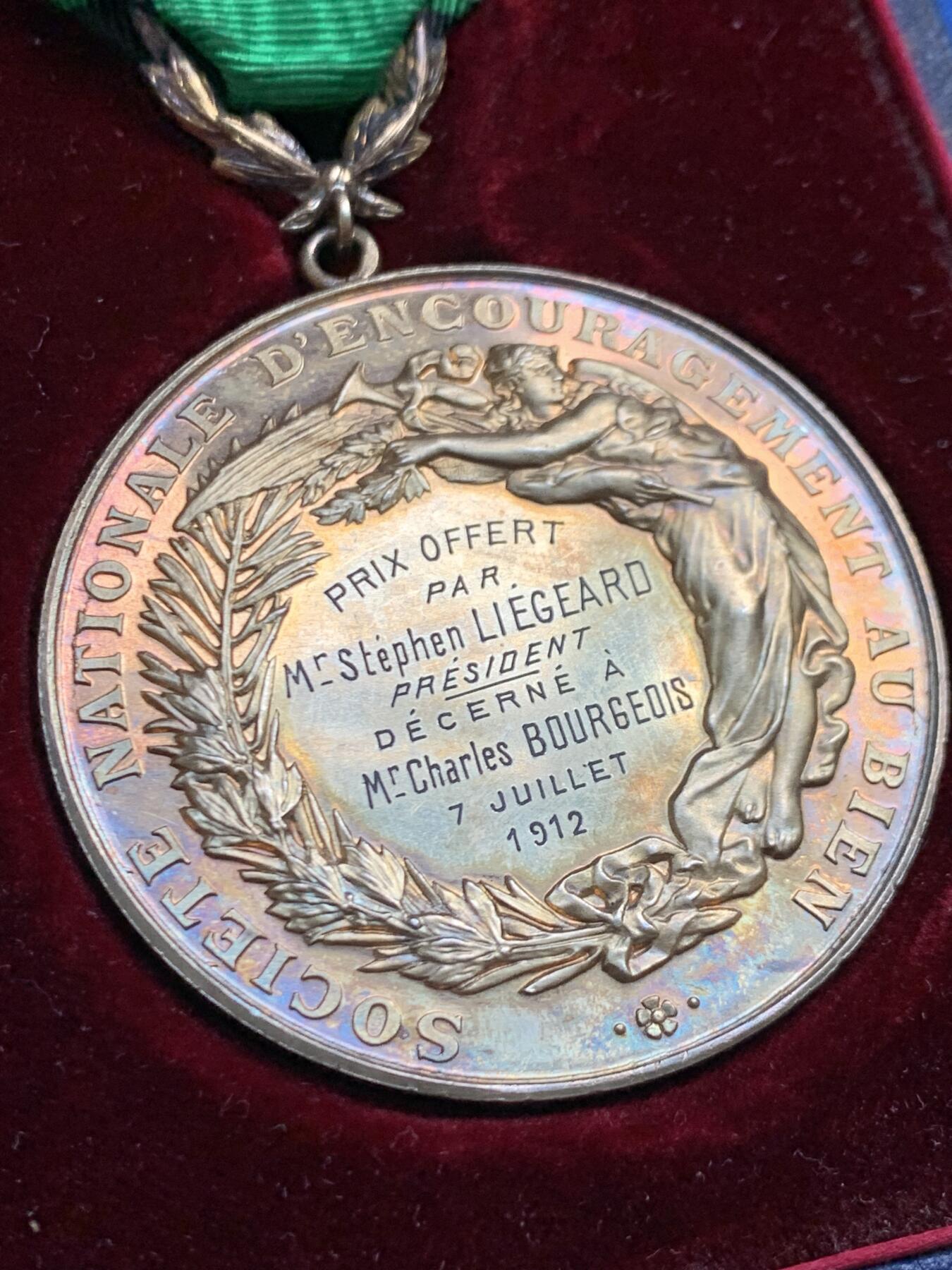 《竞宝斋》第459场 周日，周一，2场连拍 （全场包邮）欢迎送拍 法国1912年国家劝善协会主席颁发的镀金银质奖章 绶带带针 总重51.7克 50.5mm 银标 带原盒 字迹对应