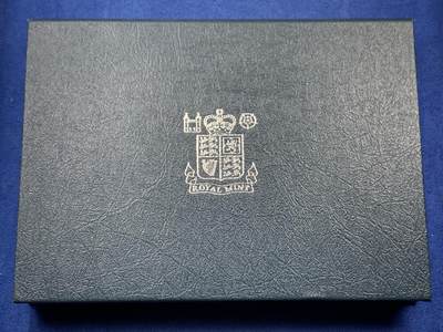 《竞宝斋》第459场 周日，周一，2场连拍 （全场包邮）欢迎送拍 - 英国1983年精制套币，带1枚1英镑不列颠盾徽精致纪念币，8枚币盒证齐全，品相精美，高档盒装