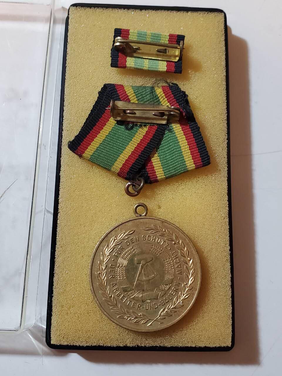 韵星假日拍卖第三十七期 -- Rimey Holidays Auction 37 民主德国金级国家人民军忠诚服务奖章 带原盒略 高等级 非损坏挂环上挂完好需自行去除上挂多余部分并连接 章好品镀金