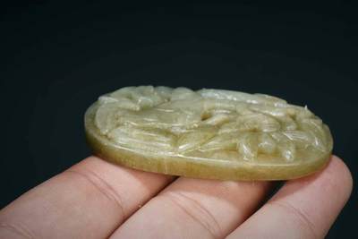 上海都达杂项专场三十四【年后发货全场包邮】  和田玉镂空雕蕉叶纹佩86-9