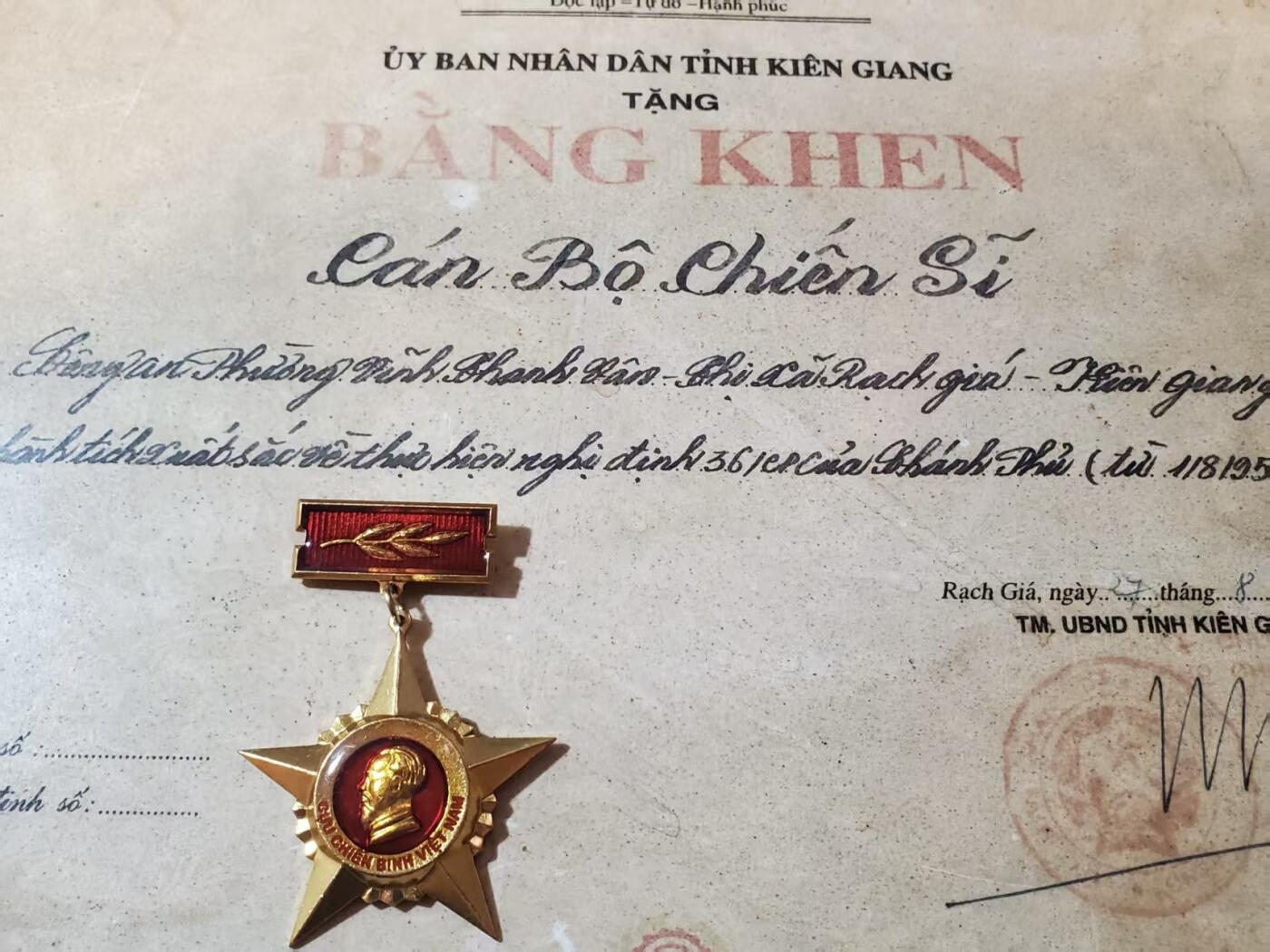 韵星假日拍卖第三十七期 -- Rimey Holidays Auction 37 越南社会主义共和国优秀退伍士兵奖状+国防部退役军人证章 z117厂制作 一套完整少见