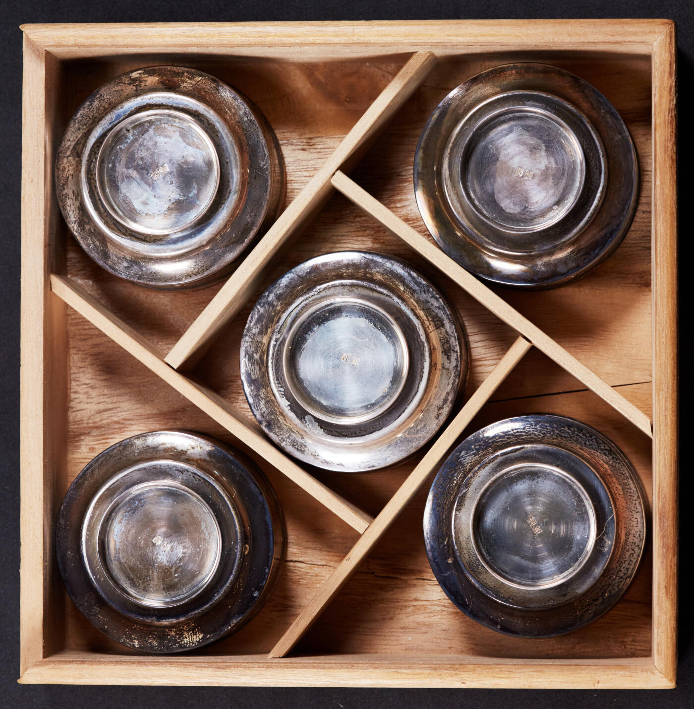 【俄甄集藏】“万象更新、马呈祥瑞”迎新春俄甄精品场-2026年(047)01-21 星期三 晚 19:30 全场包邮 日本明治时期珐琅工艺纯银古董酒杯5支一套，带木质原盒，杯口径：51mm，高：30mm，杯总重量：316.77克，保存完好