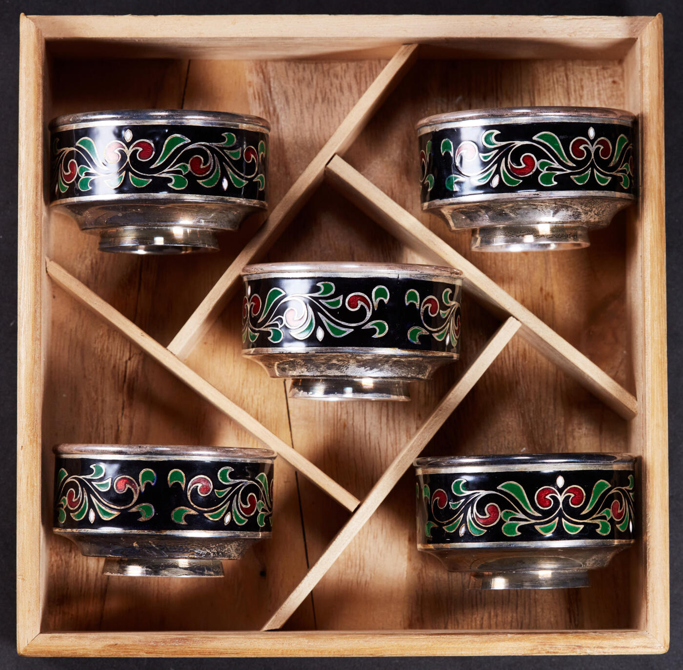 【俄甄集藏】“万象更新、马呈祥瑞”迎新春俄甄精品场-2026年(047)01-21 星期三 晚 19:30 全场包邮 日本明治时期珐琅工艺纯银古董酒杯5支一套，带木质原盒，杯口径：51mm，高：30mm，杯总重量：316.77克，保存完好