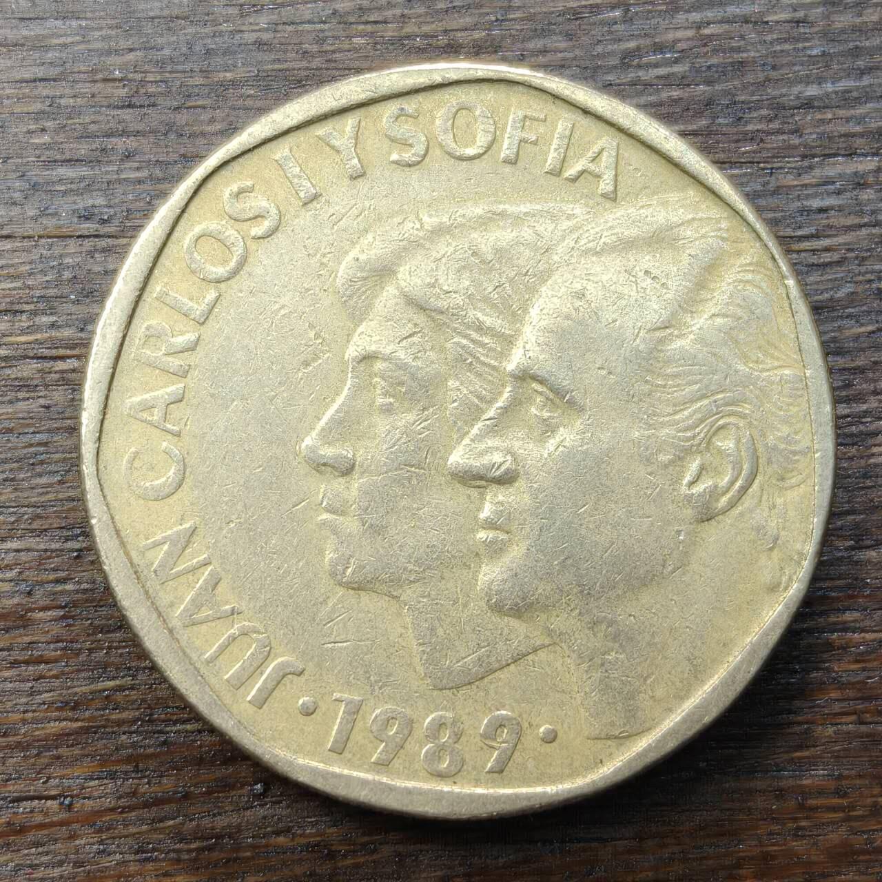 【铜匠收藏】★第138场★散币场。不寄存，30包邮。不满30元，支付5元运费。《接受代拍 代送NGC评级》 75【无寄存】西班牙 1989年 500比塞塔 卡洛斯一世和索菲娅夫妇 铜铝镍币