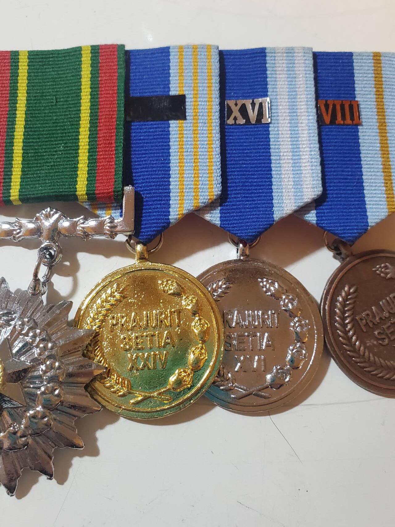韵星假日拍卖第三十七期 -- Rimey Holidays Auction 37 印度尼西亚陆军4r联排-- 三军团结勋章,金银铜国土服务奖章 库存品相 带勋饰 少见