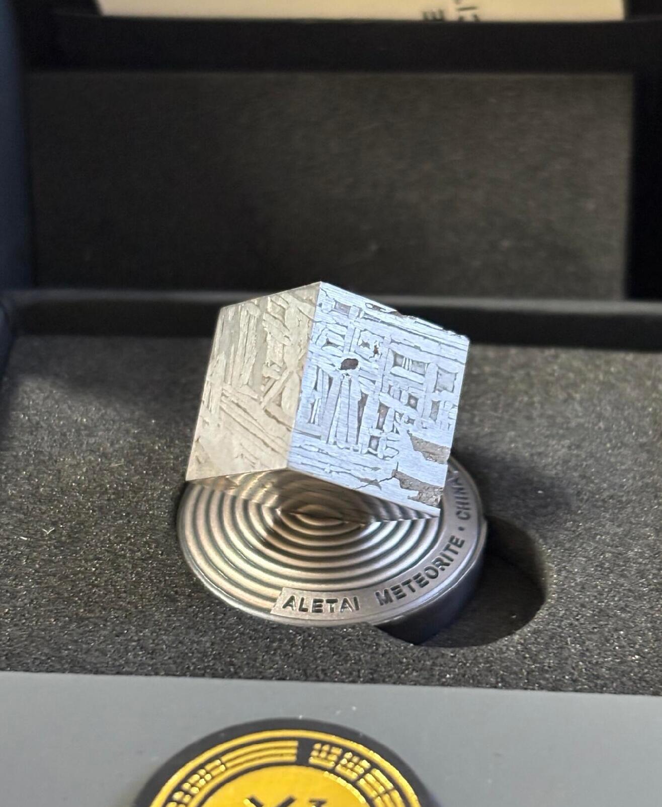 加纳2022年中国阿勒泰陨石立方体陨石加1盎司银币