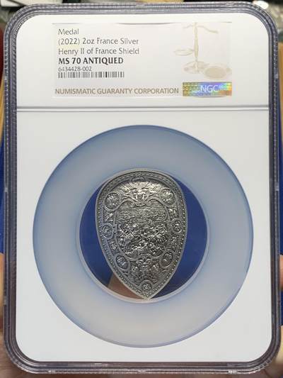 《竞宝斋》第459场 周日，周一，2场连拍 （全场包邮）欢迎送拍 - NGC-MS70 法国 2022年 亨利二世盾形2盎司银币（约66.2g999纯银）为纪念这位著名的“骑士国王”而用纪念币的形式完全还原了他最心爱的阅兵演武盾牌。该盾牌制造于1555年，现藏于美国大都会博物馆，其上镌刻了迦太基统帅汉尼拔在坎尼会战中大胜罗马人的辉煌史诗，这位法国国王希望以此保佑自己也能在与神圣罗马帝国的战争中凯旋而归