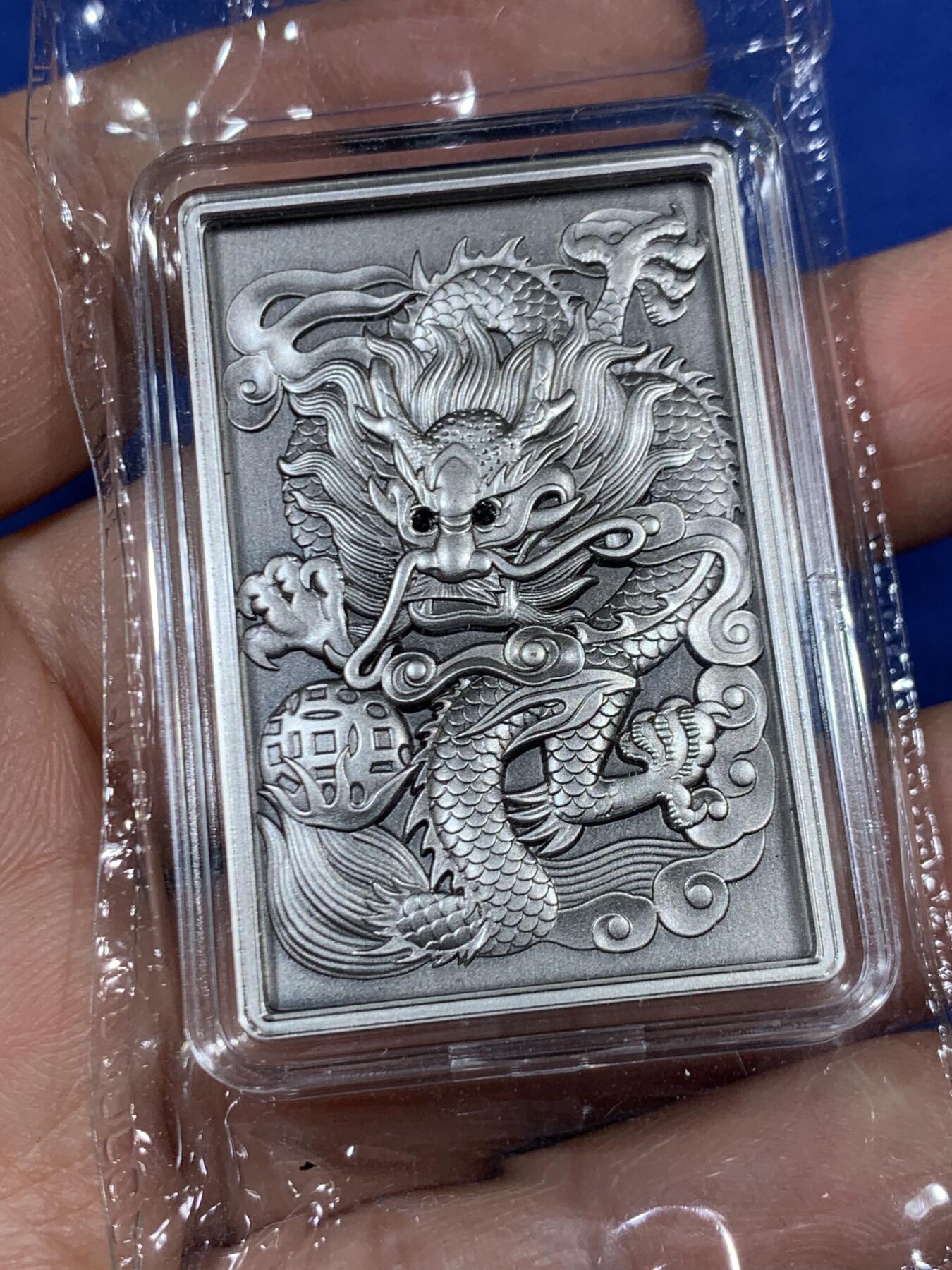 《竞宝斋》第459场 周日，周一，2场连拍 （全场包邮）欢迎送拍 两枚一组 吉祥龍鳳方型紀念章，硫化古银+纯铜，吉祥龙凤铜章（铜硫化古银），规格30*45mm，眼睛处镶嵌红宝石？，中国钱币发行，发行量999枚，有证书。