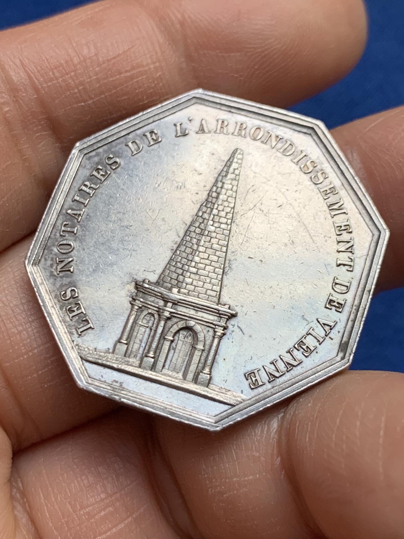 《竞宝斋》第459场 周日，周一，2场连拍 （全场包邮）欢迎送拍 1837法国维埃纳省公证人八角银质代币，15.88g，32.3mm，1842-1845船首边铭