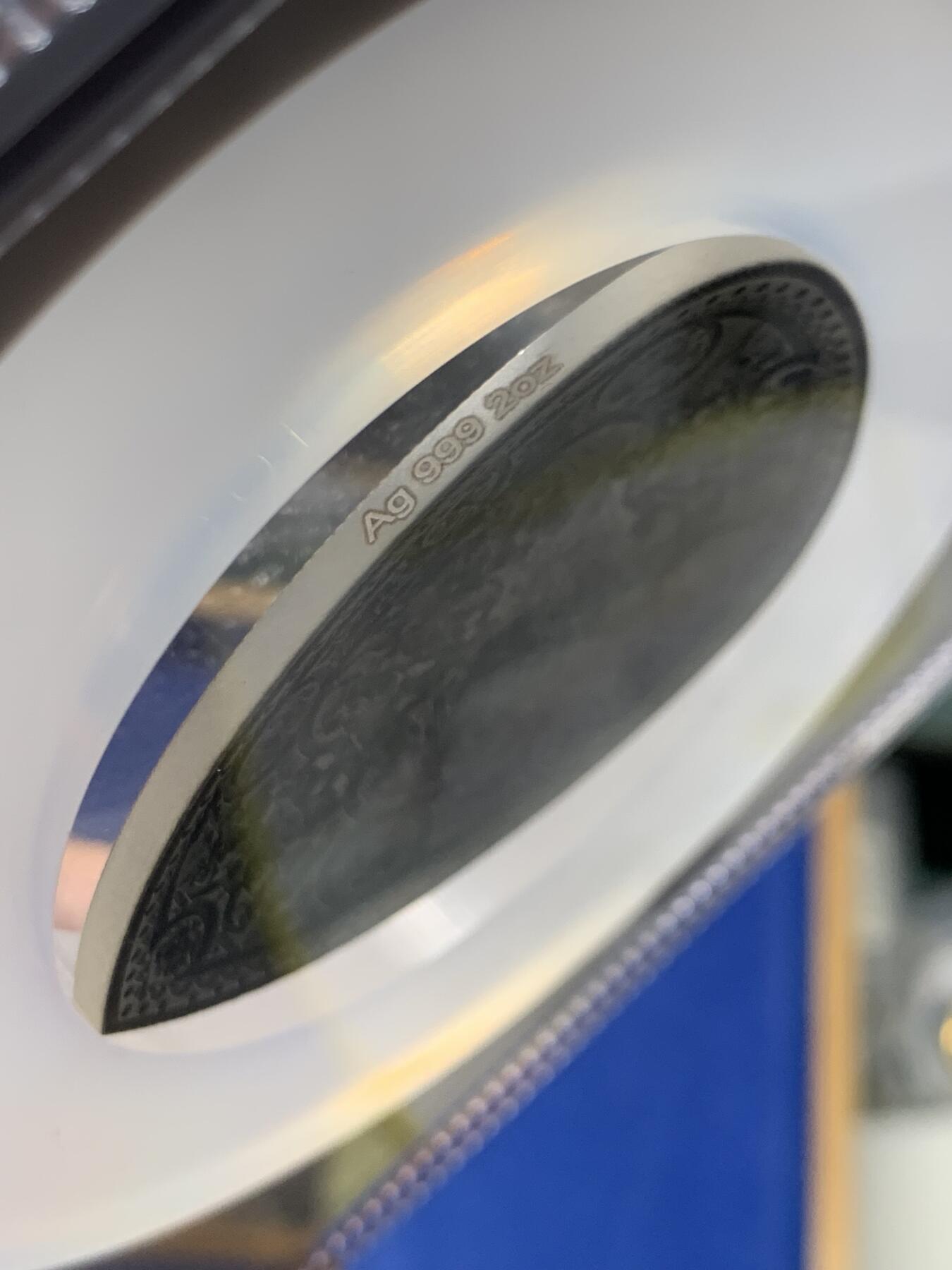 《竞宝斋》第459场 周日，周一，2场连拍 （全场包邮）欢迎送拍 NGC-MS70 法国 2022年 亨利二世盾形2盎司银币（约66.2g999纯银）为纪念这位著名的“骑士国王”而用纪念币的形式完全还原了他最心爱的阅兵演武盾牌。该盾牌制造于1555年，现藏于美国大都会博物馆，其上镌刻了迦太基统帅汉尼拔在坎尼会战中大胜罗马人的辉煌史诗，这位法国国王希望以此保佑自己也能在与神圣罗马帝国的战争中凯旋而归