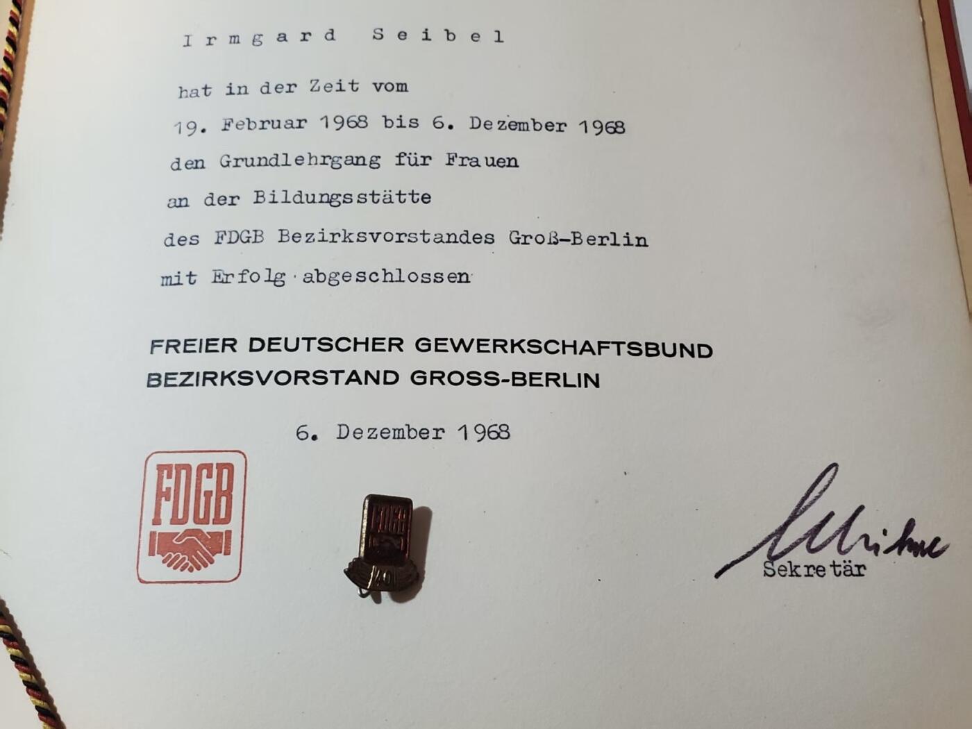 韵星假日拍卖第三十七期 -- Rimey Holidays Auction 37 民主德国工会为妇女进行社会主义教育大证书奖状➕40年荣誉证章一枚 证书很少见