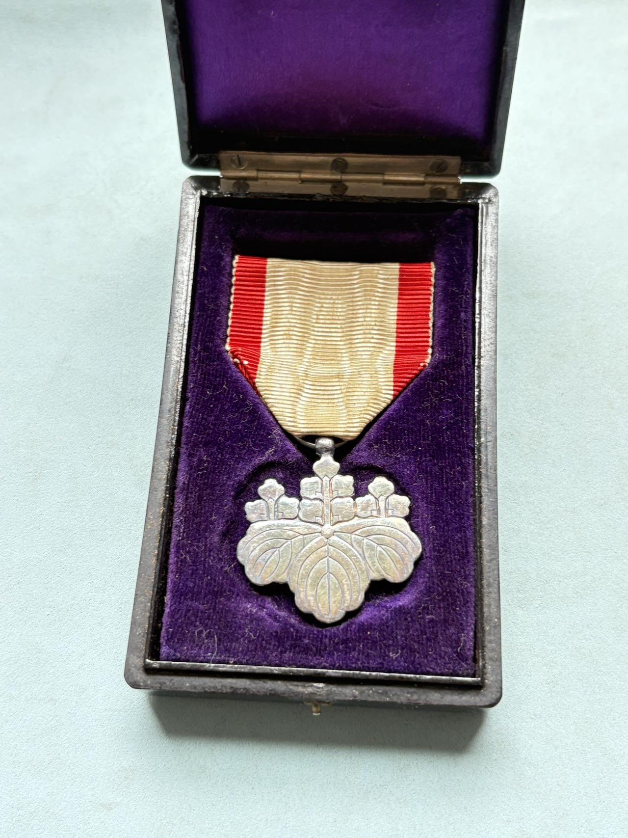 盛世勋华——号角文化勋章邮票专场拍卖第300期 日本勋八等白色桐叶章 银制 重17克，银价300+，明治大正时期 带原盒