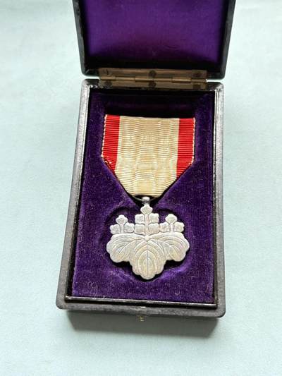 盛世勋华——号角文化勋章邮票专场拍卖第300期 - 日本勋八等白色桐叶章 银制 重17克，银价300+，明治大正时期 带原盒