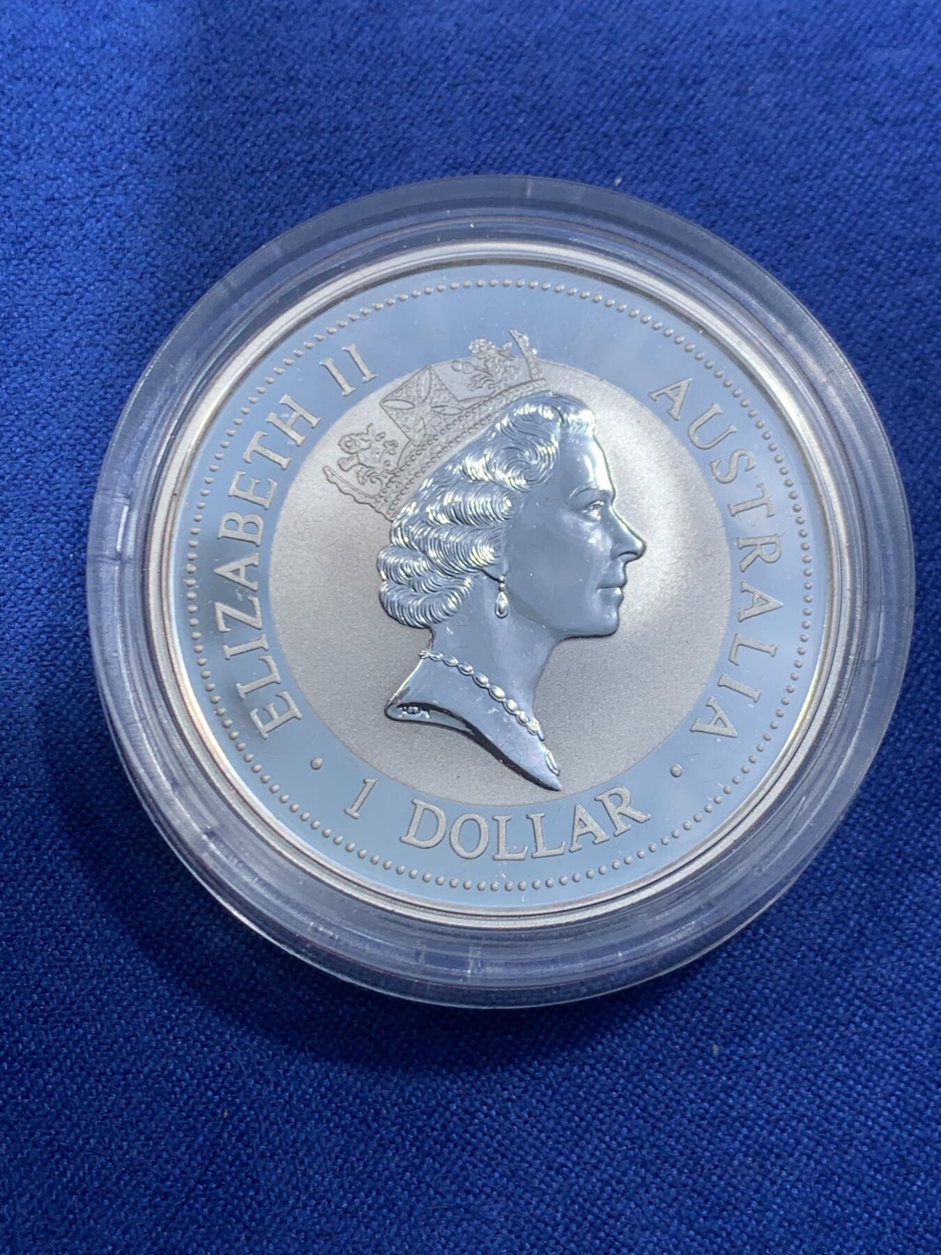 《竞宝斋》第459场 周日，周一，2场连拍 （全场包邮）欢迎送拍 澳大利亚 1997年 笑翠鸟 熊猫镶嵌银币 含纯银1盎司999银，镶嵌部分重约0.5克黄金，发行1.5万枚，为上海国际钱币展而发行，细节见图